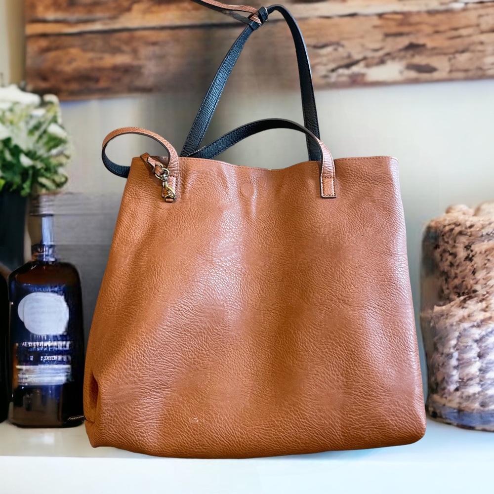 Reversable handbag with removable wristlet